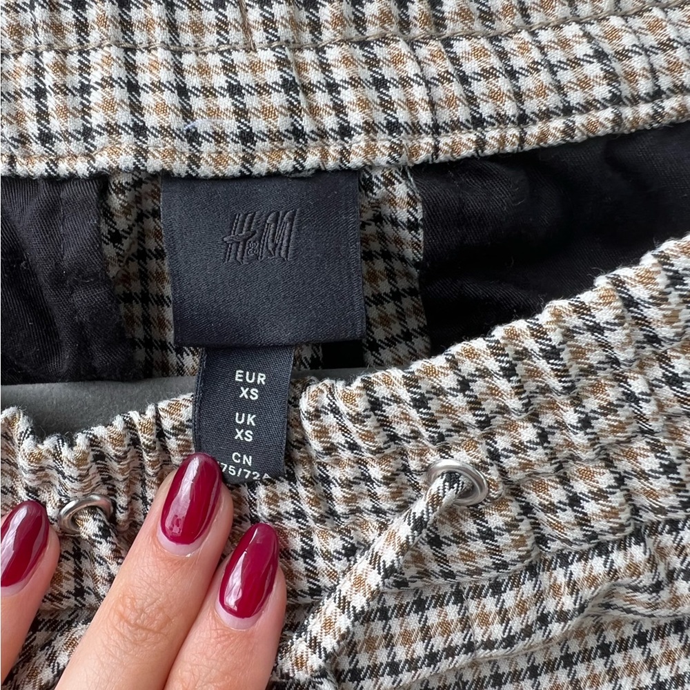 Brand: H&M
Size: W 30 L 31
Color: Black and tan platted
Condition: Great